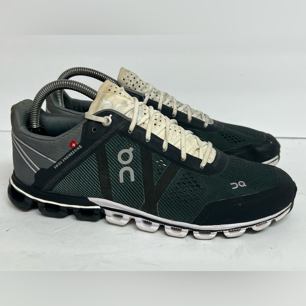 On Running Cloudflow Women's Running Shoes Black / White US 9